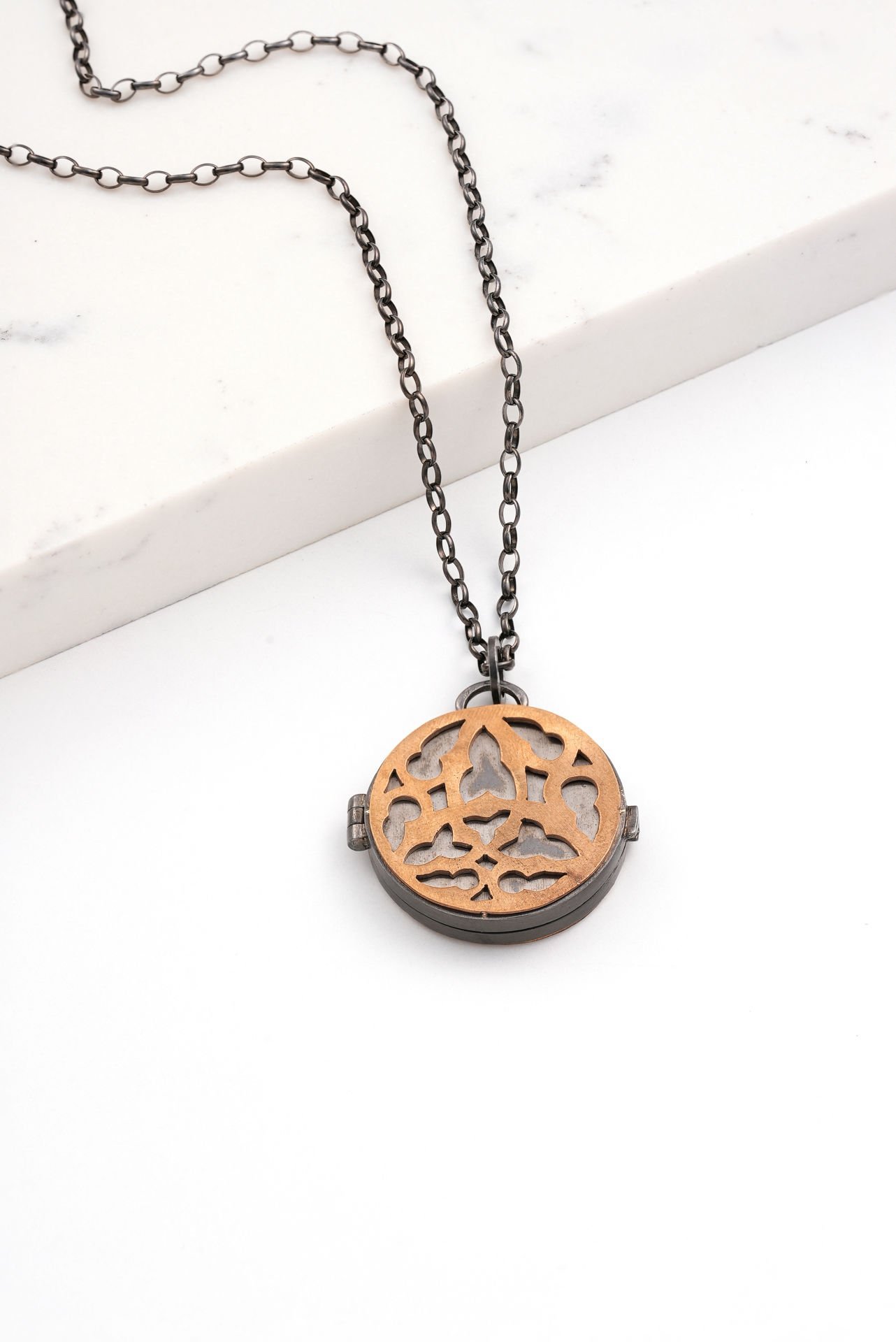 İz Peşinde Koleksiyonu Madalyon Kolye